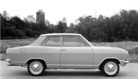 Opel Kadett (1966) - die zweitürige Limousine in der schmucklosen Standardausführung, aber mit Weisswandreifen