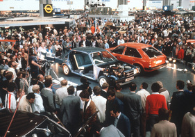 Opel Kadett (1979) - Auf der Frankfurter IAA 1979 fand der Kadett D, der erste Opel mit Frontantrieb, großen Anklang beim Publikum