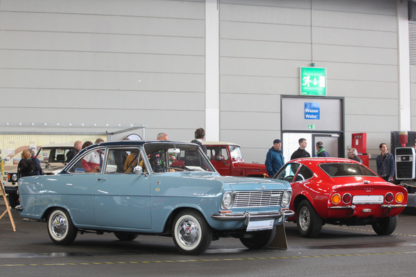 Bild Opel Kadett A Coupé (1964) - Zweisitzer mit Notsitzen und DM 5775 Grundpreis, womit er der teuerste Kadett war - Motorworld Classics Bodensee 2022