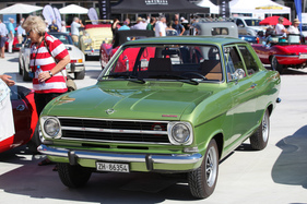 Bild Opel Kadett B Holiday (1973) - 60 PS, aber dafür mit Sportlenkrad und -felgen - Dolder Classics August 2018