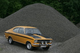 Opel Kadett B Rallye (1972) - Rallye-Streifen und eine schwarze Motorhaube kennzeichneten den sportlichen Kadett