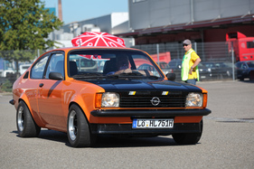 Opel Kadett C Coupé - in Orange mit schwarzer Motorhaube - am 2. TCS Youngtimer und Classictreffen in Pratteln im Jahr 2016