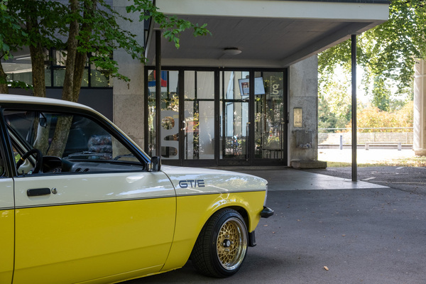 Opel Kadett C GT/E vor dem Eingang der gibb in Bern – 8. Autos von Dazumal 2023
