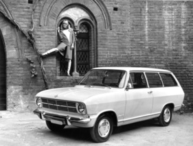 Opel Kadett Caravan (1966) - altertümliche Architektur, aber jugendliche Mode aus der Kollektion "Corsa" von Gianni Baldini