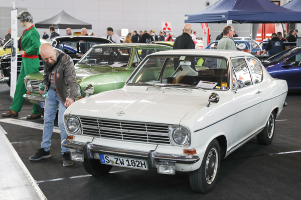 Bild: Opel Kadett Coupé (1967) - der 1078 cm3 grosse Motor leistet 55 PS, auf dem Clubstand - Retro Classics Stuttgart 2024