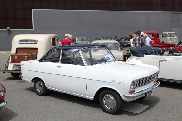 Opel Kadett Coupé auf dem privaten Fahrzeugmarkt zwischen den Hallen - Swiss Classic World Luzern 2018