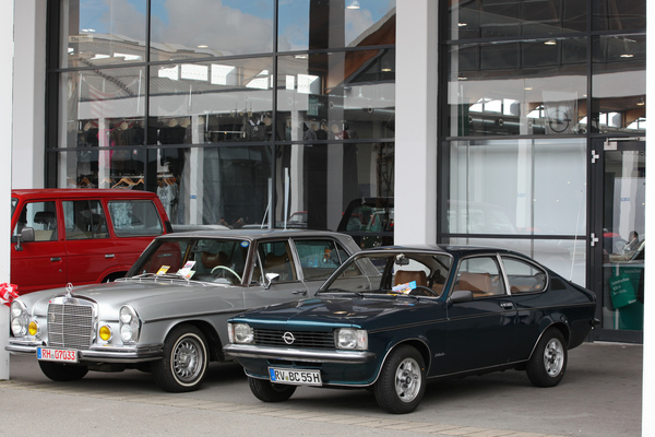 Opel Kadett Coupé und Mercedes-Benz S-Klasse friedlich nebeneinander - Motorworld Classics Bodensee 2019