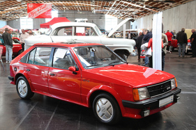 Opel Kadett D GTE (1983) - mit Glashubdach und Sebring-Auspuff, auf dem Stand der Alt-Opel Interessengemeinschaft - Classic Expo Salzburg 2019