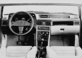 Bild Opel Kadett GSI (1984) - mit digitaler Geschwindigkeits- und Drehzahlanzeige