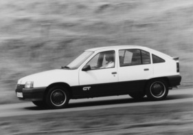 Opel Kadett GT (1984) - in Fahrt, erhältlich mit 1,3- oder 1,6-Liter-Motor