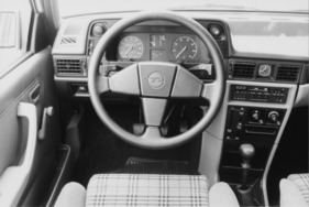 Opel Kadett GT (1984) - sportlich aufgemachtes Cockpit