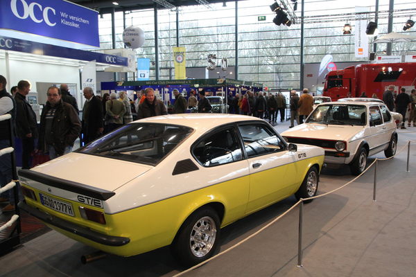 Opel Kadett GT/E (1977) - Spoiler vorne und hinten und damit agressiver gekleidet als sein Gegner, der VW Golf GTI - Sonderschau "Rivalen" an der Bremen Classic Motorshow 2020