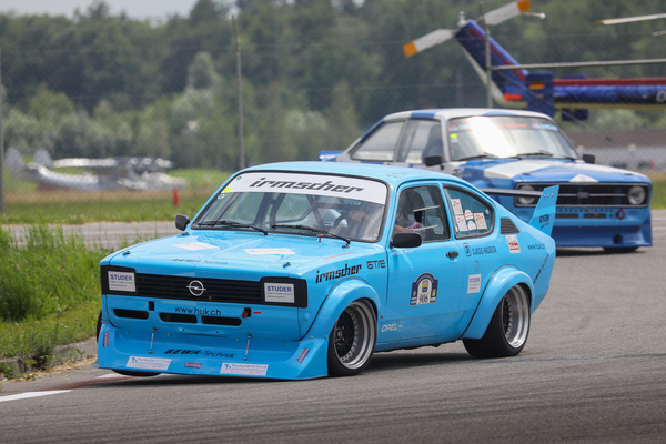 Opel Kadett GT/E (1978) - auf dem Vintage-Racing-Rundkurs mit abhebendem Vorderrad - Klassikwelt Bodensee 2024