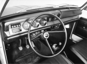 Opel Kadett L (1971) - Sicherheits-Lenkrad und Armaturenbrett mit Holzapplikationen im L-Modell