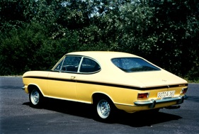 Opel Kadett Rallye (1971) - auf hellen Farben wirken die Rallye-Sterifen besonders eindrucksvoll