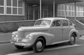 Opel Kapitän (1939) – Der Einfluss des amerikanischen Art Déco ist deutlich. Typisch ist auch die Scheinwerferform