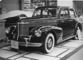 Opel Kapitän (1949) - ausgestellt am Autosalon 1949 als "Captain", kreisrunde statt wappenförmige Scheinwerfergläaser unterscheiden ihn vom Modell 1939