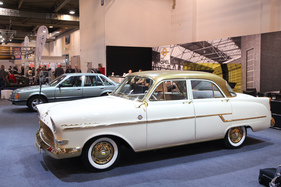 Opel Kapitän (1956) - gebaut zum zweimillonsten Opel-Jubiläum, alle sonst verchromten Teile sind vergoldet (Techno Classica 2017)