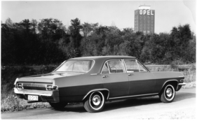 Opel Kapitän (1964) – Schriftzug in Einzelbuchstaben zwischen den Rückleuchten