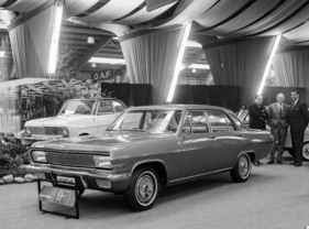Opel Kapitän (1964) - als jüngster Vertreter der Chevy-II-Linie zeigen sich ide grossen Opel-Modelle - am Genfer Autosalon 1964