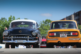 Opel Kapitän - Generationentreffen, rechts die Alfa Romeo 1750 Berlina - am OSMT Zug vom 7. August 2016 (1954)