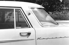 Die kleine "Regenrinne" am unteren Rand verrät das Ausstellfenster und damit den Kapitän L.