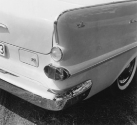 Der "L" im Detail: Auf den Heckflossen findet sich der zwölfte Buchstabe des Alphabets, natürlich standesgemäss mit Krönchen