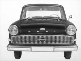 Retouchiertes Pressefoto eines Kapitän L, erkennbar am Wappen auf der Motorhaube.