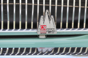 Alle in der Schweiz montierten GM-Fahrzeuge trugen den stilisierten Alpenkamm an der Front.