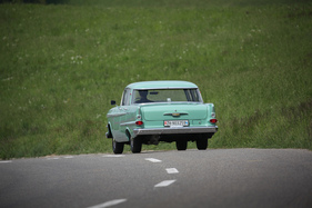 Das Bild täuscht. Auch auf der Rücksitzbank hat man nun genügend Kopffreiheit.