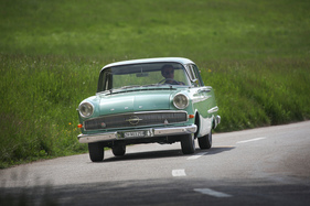 Das Kurvenverhalten ist schwerfällig, aber gutmütig.