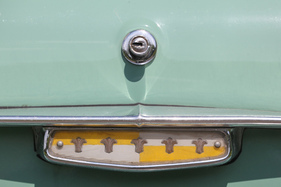 Opel Kapitän P 2.6 (1960) – Das Wappen in den Opel-Farben und mit den fünf Lilien war ohne tiefere Bedeutung, aber zweifellos hübsch (1960)