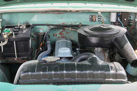 Der OHV-Sechszylinder baut sehr schmal. Charakteristisch ist der Öleinfülldeckel mit "Lufthutze".