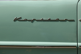 Der langgestreckte Schriftzug setzt auf dem hinteren Seitenteil die Zierleiste fort.