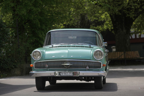 Hinter dem neuen, breiten Kühlergrill ist die alte ovale Kühlluftöffnung zu erkennen