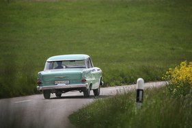 In schnelle Kurven mahnt der Kapitän mit Seitenneigung zur Mässigung.