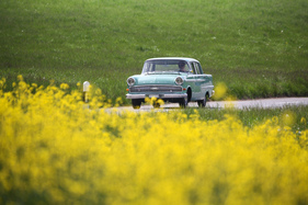 Veronika, der Lenz ist da: blühende Landschaften und ein Opel in sommerlicher Farbe