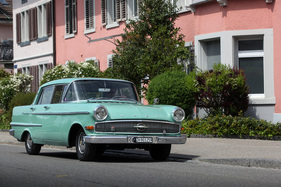Pastelltöne an Auto und Haus: beides ist bei modernen Erzeugnissen selten.
