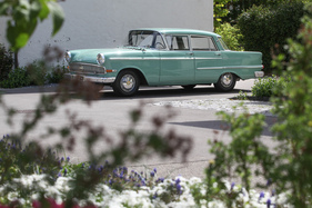 Ob Sie's glauben oder nicht, dies hier ist ein James-Bond-Auto. Im Streifen "Liebesgrüsse aus Moskau" fährt ein turkisfarbenes Kapitän-Taxi durch Istanbul.
