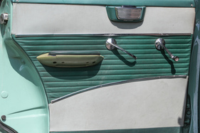 Türverkleidung mit amerikanisch anmutendem Metallic-Farbton. Jede Fondtür hat einen eigenen Aschenbecher.