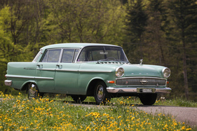Opel Kapitän P 2.6 (1960) – Veronika, der Lenz ist da: blühende Landschaften und ein Opel in sommerlicher Farbe (1960)