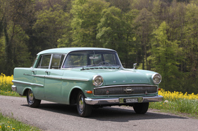 Opel Kapitän P 2.6 (1960) – Veronika, der Lenz ist da: blühende Landschaften und ein Opel in sommerlicher Farbe (1960)