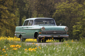 Opel Kapitän P 2.6 (1960) – Veronika, der Lenz ist da: blühende Landschaften und ein Opel in sommerlicher Farbe (1960)