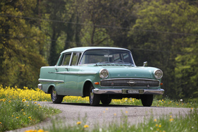 Opel Kapitän P 2.6 (1960) – Veronika, der Lenz ist da: blühende Landschaften und ein Opel in sommerlicher Farbe (1960)