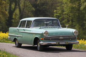 Opel Kapitän P 2.6 (1960) – Veronika, der Lenz ist da: blühende Landschaften und ein Opel in sommerlicher Farbe (1960)