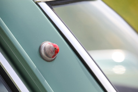 Winzige Parkleuchte an der nun nach vorn geneigten C-Säule