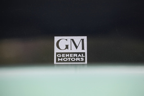 Opel Kapitän P 2.6 (1960) – Wo deutsche Opel mit ihrer Zuverlässigkeit warben, klebt bei den Bieler Modellen nur ein Konzernlogo (1960)