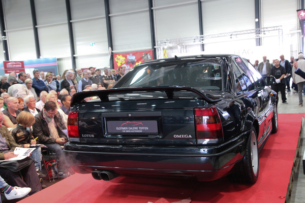 Opel Lotus Omega (1992) - als Lot 23 verteigert an der Auktion der Oldtimer Galerie anlässlich der Swiss Classic World Luzern am 25. Mai 2019