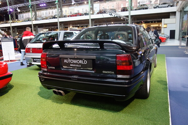 Opel Lotus Omega von 1993 - Sonderschau Supercars 2 in der Autoworld Brüssel 2022/2023