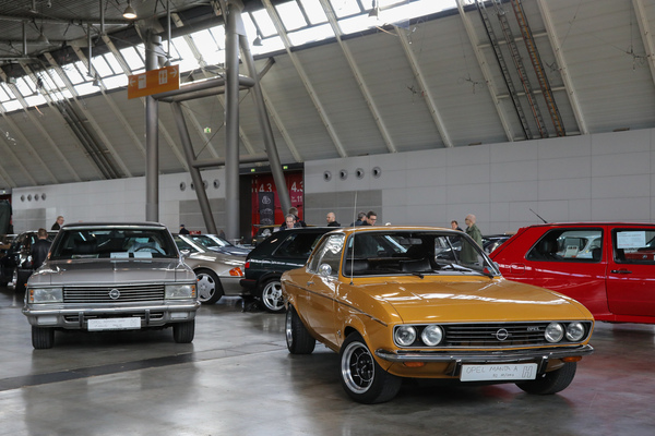 Opel Manta (1973) - angeboten neben einem Opel Admiral in der Halle 4 - 24. Retro Classics 2025